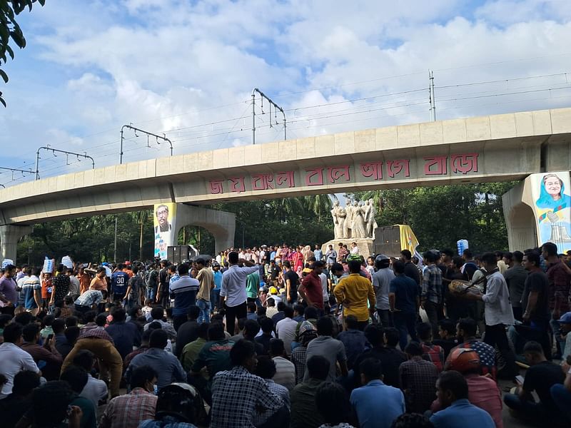 বিকেল চারটার দিকে রাজু ভাস্কর্যের পাদদেশে ছাত্রলীগের বিক্ষোভ সমাবেশ শুরু হয়